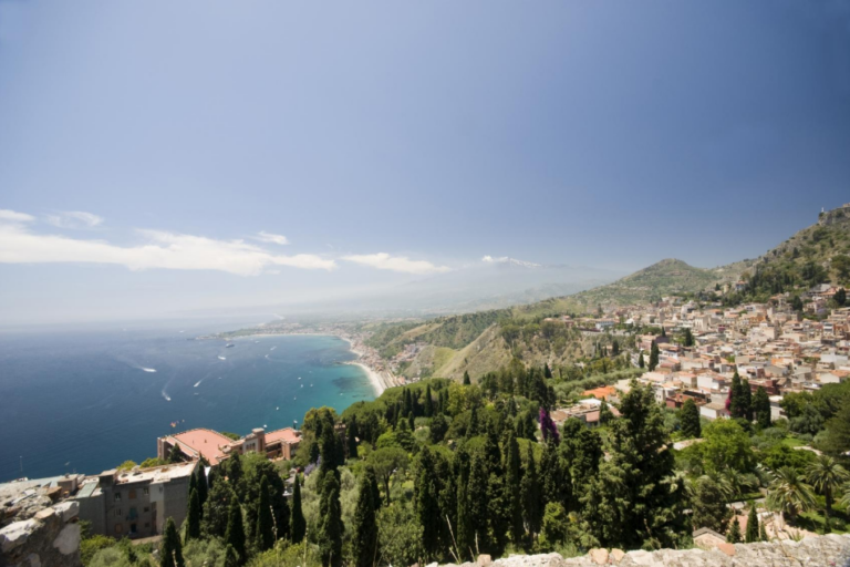 Widok na wybrzeże Sycylii i morze w słoneczny dzień