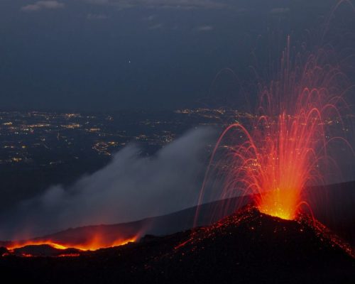 Erupcja wulkanu Etna na Sycylii – symbol regionu słynącego z produkcji oliwy extra vergine